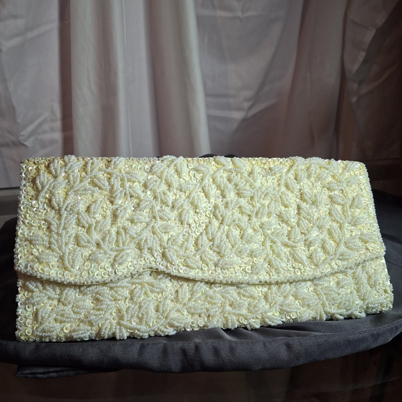 Handbags - Vintage Cream Beaded Clutch